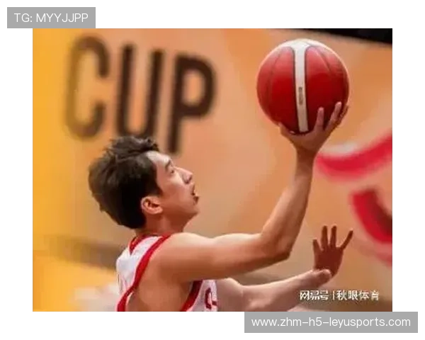 球员在赛场上完成关键抢断为球队赢得机会，球员在赛场上挥洒的青春的汗水