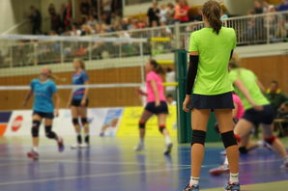 乐鱼体育在线登录-詹姆斯训练后与小球迷合影致谢支持，詹姆斯和球迷的合照